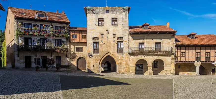 Plaza histórica con casonas de piedra en Santillana del Mar, Cantabria.