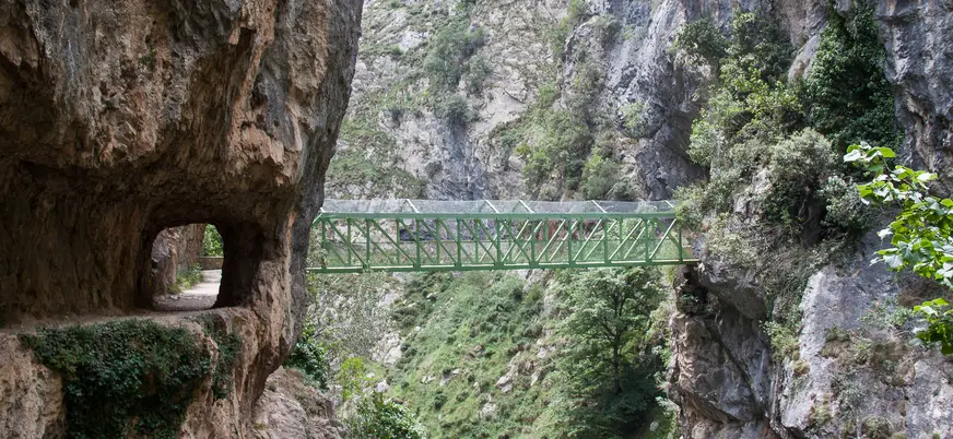 Puente en la Ruta del Cares entre los desfiladeros de los Picos de Europa, Asturias