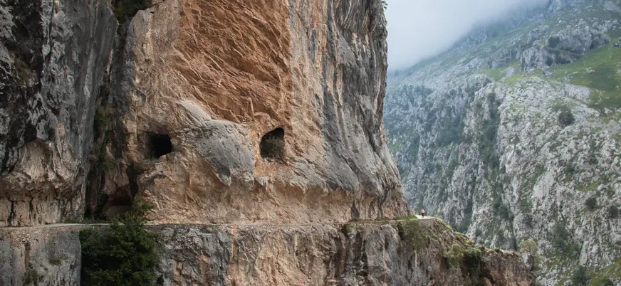 Senderista en la Ruta del Cares entre los desfiladeros de los Picos de Europa, Asturias