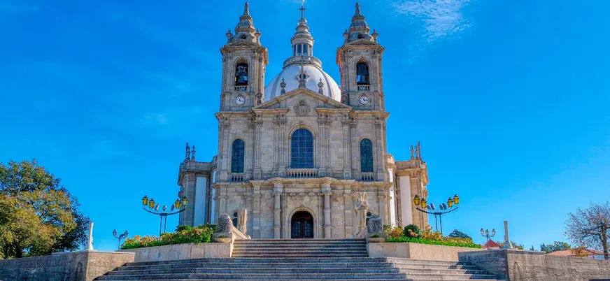 Fachada del Santuario de Sameiro en Braga con escalinata bajo un cielo despejado.