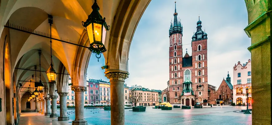 Plaza del Mercado y Basílica de Santa María en el casco histórico de Cracovia, Polonia