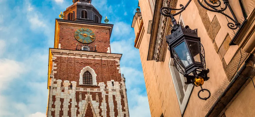 Torre del Antiguo Ayuntamiento en el casco histórico de Cracovia, Polonia