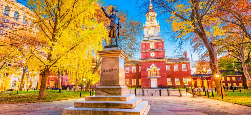Independence Hall en Filadelfia en otoño, Pensilvania, Estados Unidos