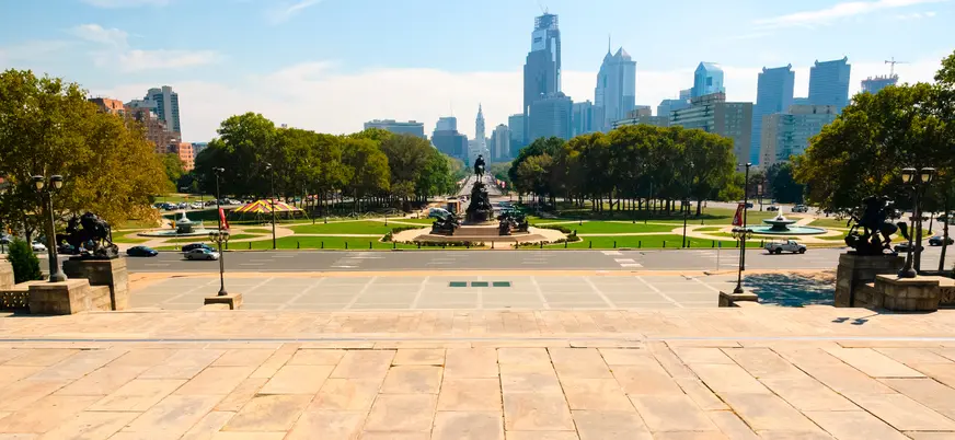 Vista desde el Museo de Arte de Filadelfia hacia el skyline de Filadelfia, EE. UU.