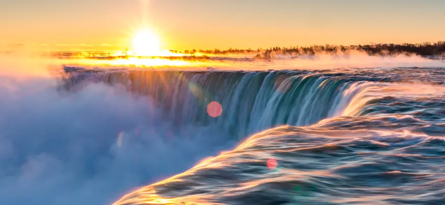 Amanecer en las Cataratas del Niágara, frontera entre Estados Unidos y Canadá