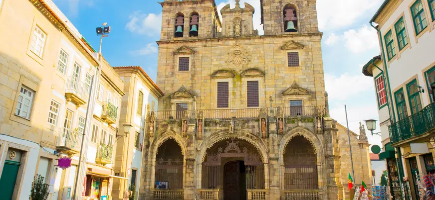 Fachada de la Catedral de Braga en Portugal vista desde la plaza principal.