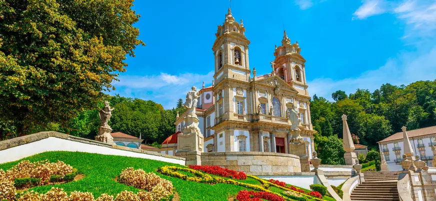 Santuario de Bom Jesus do Monte en Braga con jardines floridos y escalinata.