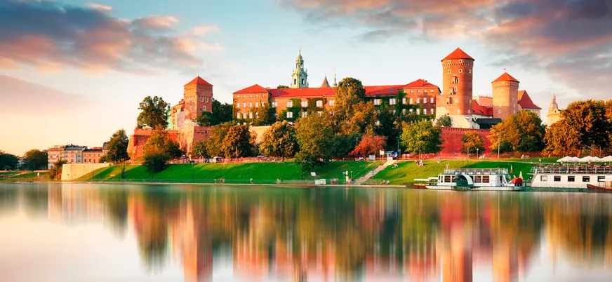 Vista del Castillo de Wawel reflejado en el río Vístula al atardecer en Cracovia