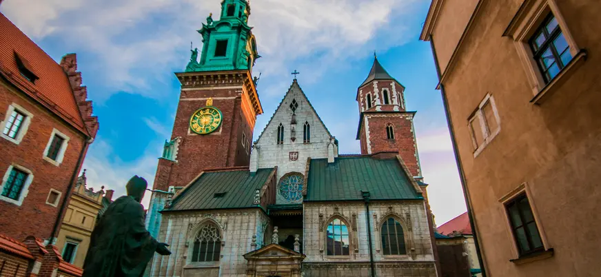 Escultura de Juan Pablo II frente a la Catedral de Wawel en Cracovia