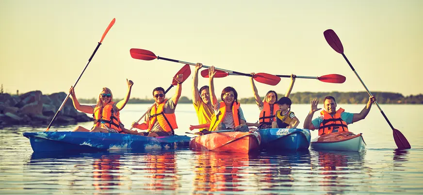 Grupo de amigos en excursión en kayak en Llanes, Asturias, actividad en grupo