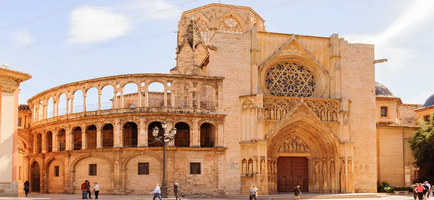 Puerta de los Apóstoles de la Catedral de Valencia en la Plaza de la Virgen