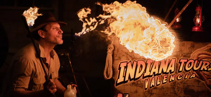 Artista de fuego de Indiana Tours en una calle del centro de Valencia