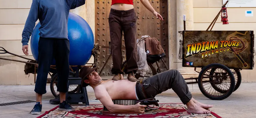 Artista de Indiana Tours en una calle del centro histórico de Valencia