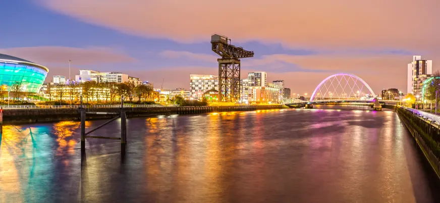 Río Clyde en Glasgow, con el Clyde Arch iluminado al atardecer