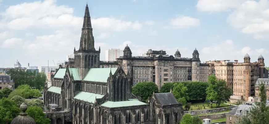 Catedral de Glasgow y edificios de alrededor