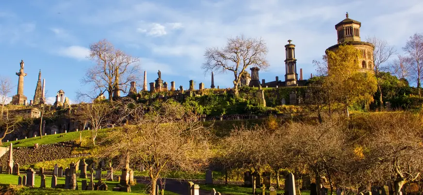 Cementerio de Glasgow, situado en una colina