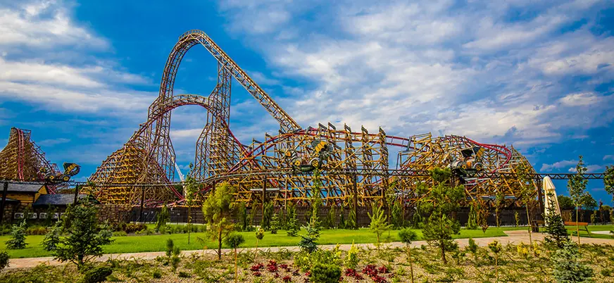 Montaña rusa Zadra en Energylandia, el mayor parque de atracciones de Polonia