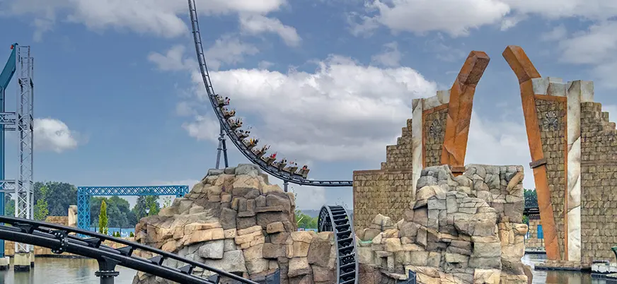 Montaña rusa Hyperion en Energylandia, parque de atracciones de Polonia