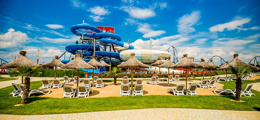 Zona de toboganes acuáticos y área de descanso en Energylandia, Polonia