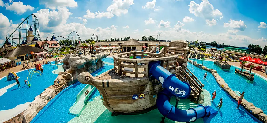 Zona acuática infantil con barco y toboganes en Energylandia, Polonia