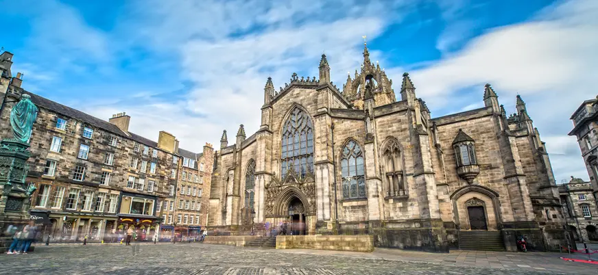 La Catedral de Saint Giles característica por su cúpula en forma de corona real
