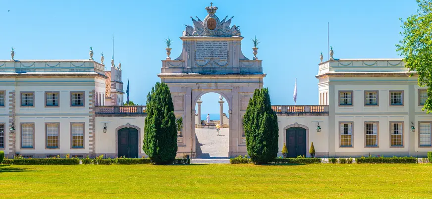 Fachada del Palacio de Seteais en Sintra con su arco central y jardines
