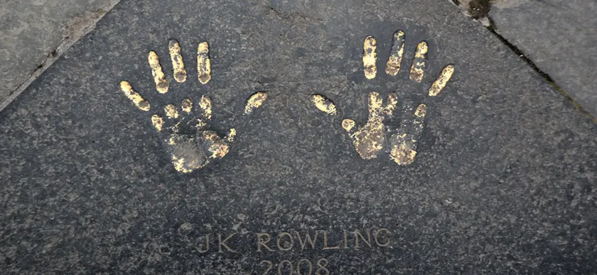 Las manos de J.K. Rowling inmortalizadas en Royal Mile