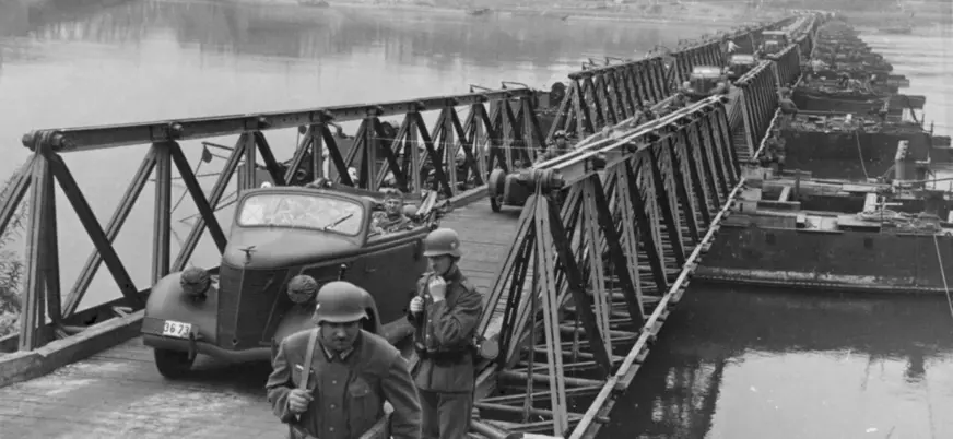 Puente militar con tropas nazis avanzando durante la invasión en Cracovia