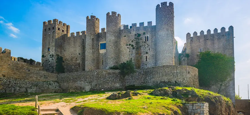Castillo medieval de Óbidos sobre su muralla de piedra.