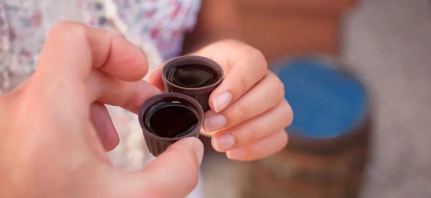 Brindis con ginja, licor de cereza, servido en vasitos de chocolate.