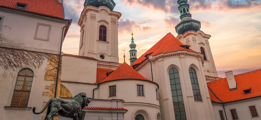 Exterior con león de bronce del Monasterio de Strahov en Praga.