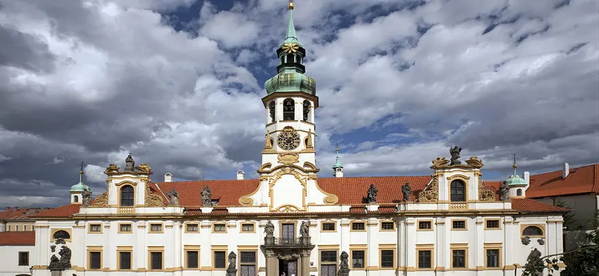 Fachada barroca del Santuario de Loreto con su torre en Praga, República Checa.