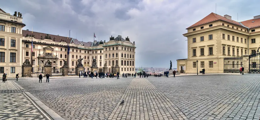 Amplia Plaza Hradčany con edificios palaciegos y vistas panorámicas en Praga.