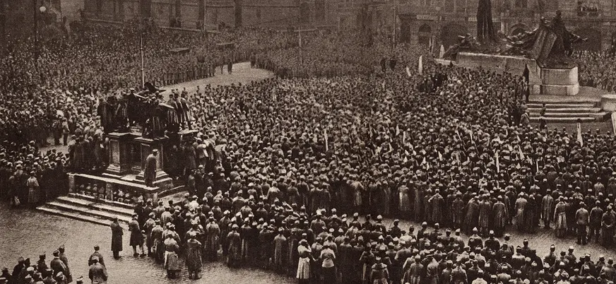 Gran multitud de gente en una plaza histórica en blanco y negro en Praga.