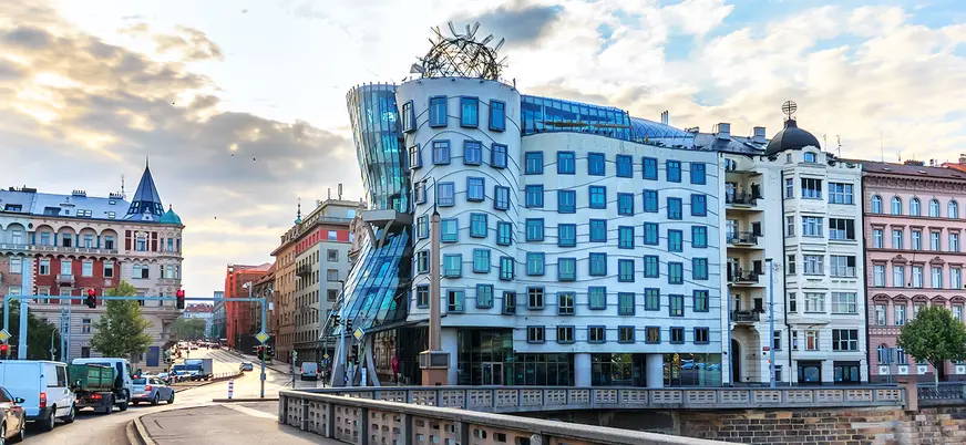 Edificio de la Danza cerca del río Moldava en Praga.