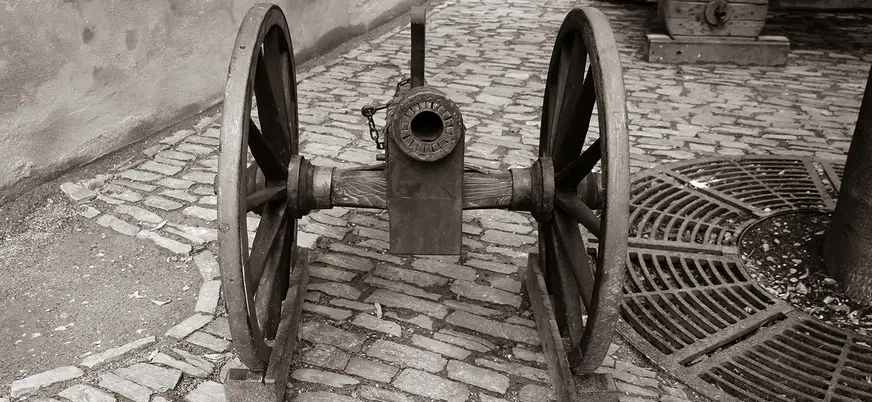 Cañón de época en una calle adoquinada con ladrillos en Praga.