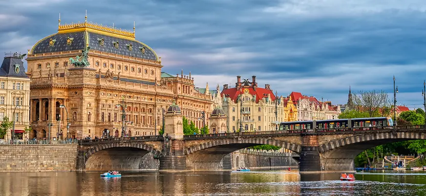 Teatro Nacional de Praga junto al río Moldava.