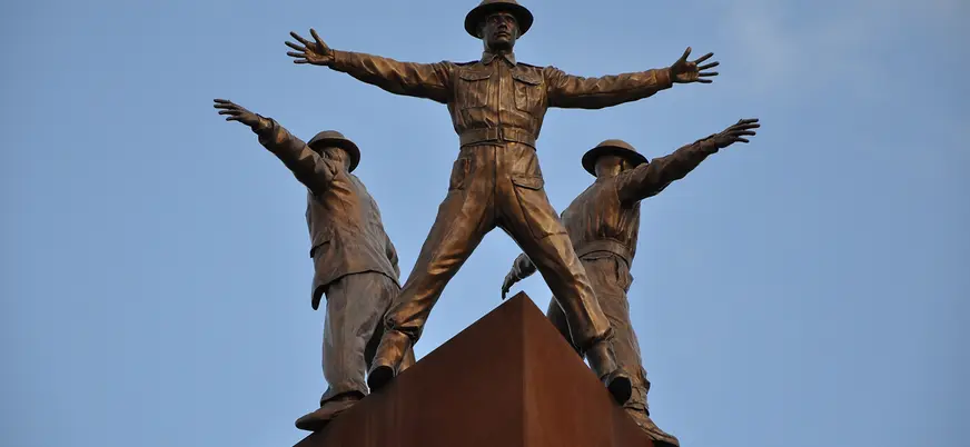 Estatua conmemorativa de la Operación Antropoide en Praga, República Checa.