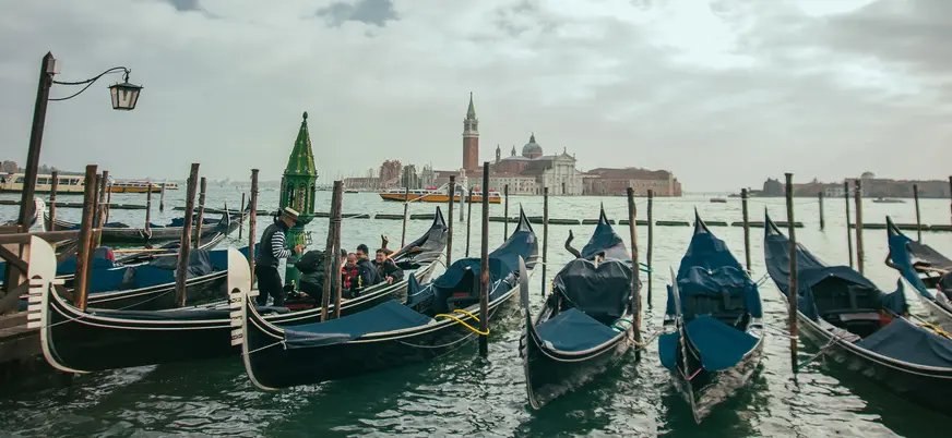Góndolas atracadas frente a la isla de San Giorgio Maggiore en Venecia