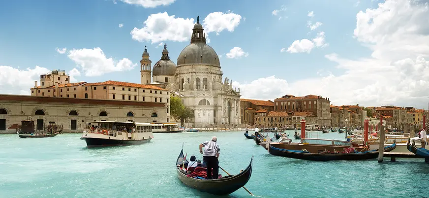 Góndolas navegando por el Gran Canal de Venecia frente a la Basílica della Salute