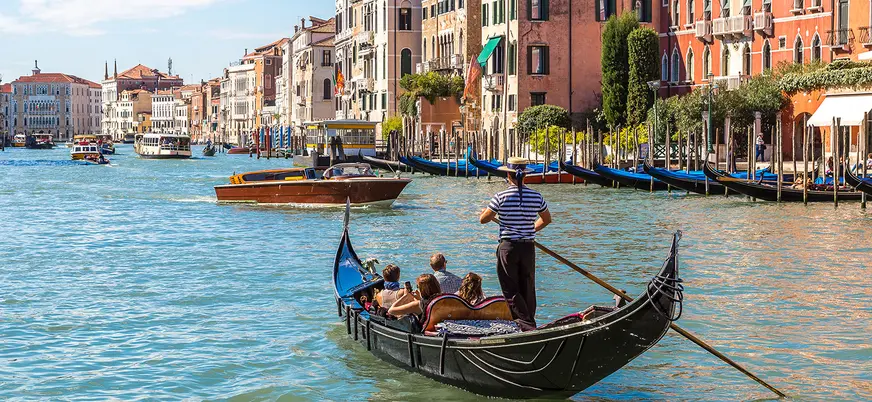 Góndola con turistas navegando por el Gran Canal de Venecia en un paseo privado