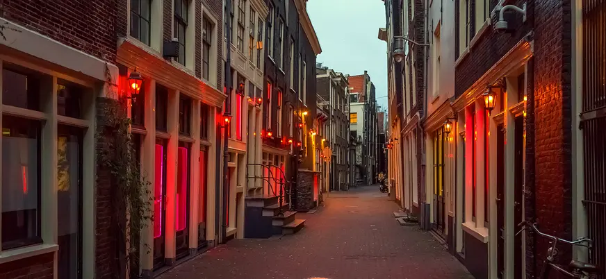 El Barrio Rojo esta en De Wallen que significa Las Murallas en neerlandés.