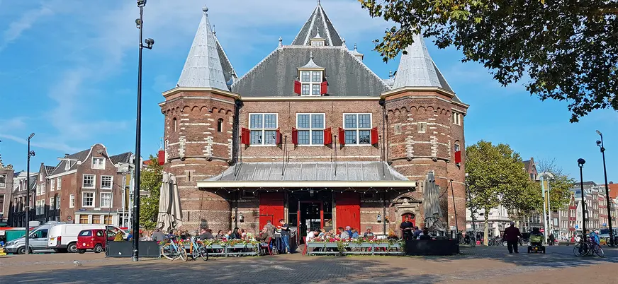 Edificio De Waag en el distrito de Nieuwmarkt.