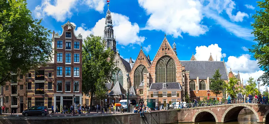El recorrido a pie por Ámsterdam nos lleva por el canal Voorburgwal hasta la Iglesia antigua, Oude Kerk.