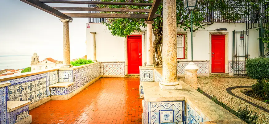 Mirador con azulejos y puertas rojas en el barrio de Alfama en Lisboa