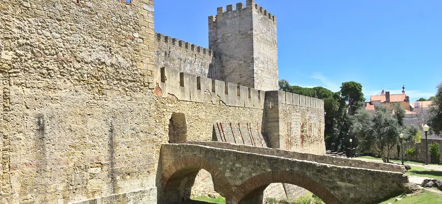 Murallas y puente del castillo de San Jorge en Lisboa bajo cielo despejado