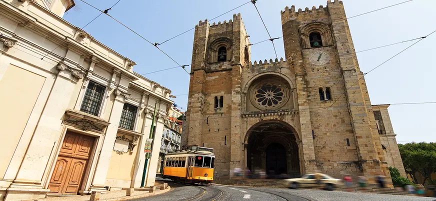 Tranvía pasando frente a la Sé de Lisboa, la catedral más antigua de la ciudad