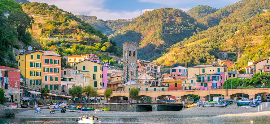 Llegarás a Monterosso al Mare en tren, la perla de las Cinque Terre, para coger el Barco.