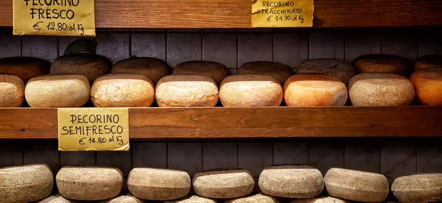 Estantes de una tienda con una selección de quesos pecorino