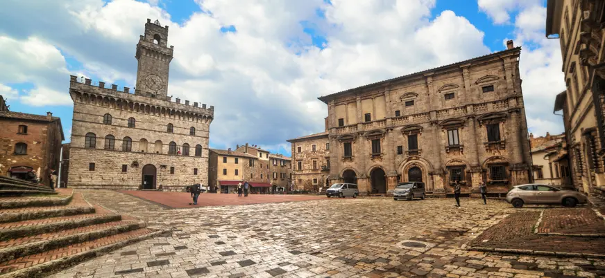 Piazza Grande de Montepulciano, ubicada en la provincia de Siena, Italia